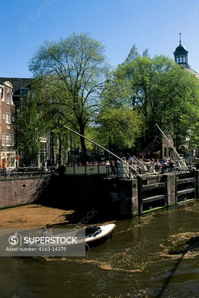 NETHERLANDS, HOLLAND, AMSTERDAM, CANAL SCENE WITH BOAT, OUTDOOR CAFE