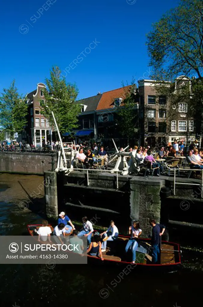 NETHERLANDS, HOLLAND, AMSTERDAM, CANAL SCENE WITH BOAT, OUTDOOR CAFE