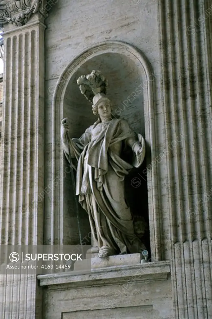 ITALY, ROME, VATICAN, ST. PETER'S SQUARE, ST. PETER'S BASILICA, STATUE