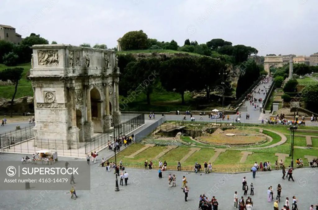 ITALY, ROME, COLOSSEUM, VIEW OF ARCH OF CONSTANTINE