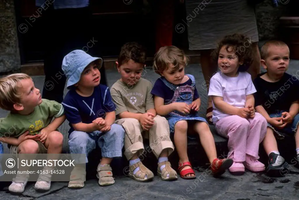 ITALY, FLORENCE, STREET SCENE, CHILDREN (KINDERGARTEN) WAITING FOR ICE-CREAM
