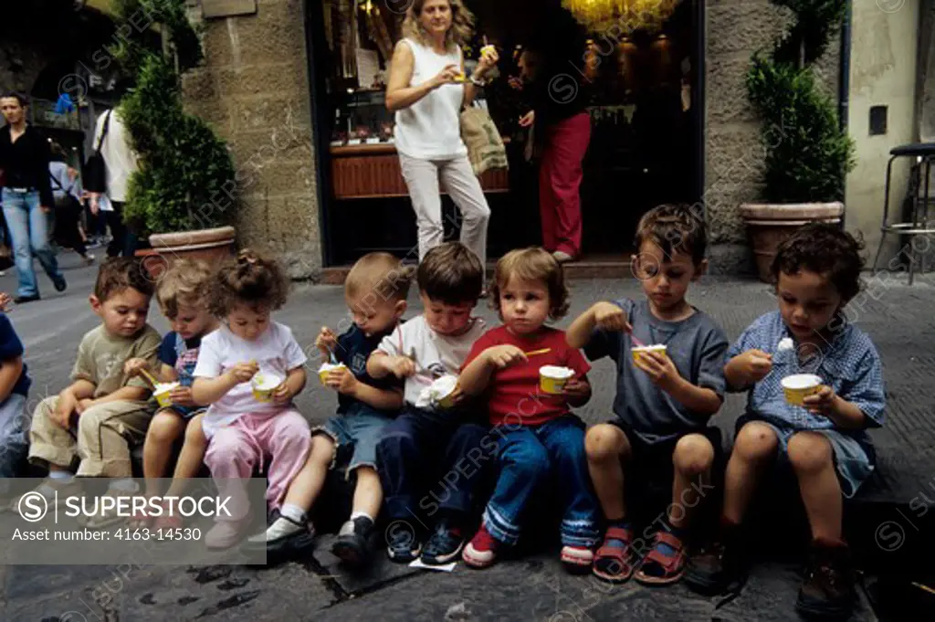 ITALY, FLORENCE, STREET SCENE, CHILDREN (KINDERGARTEN) EATING ICE-CREAM