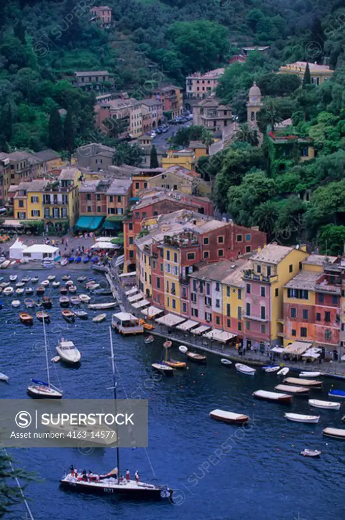 ITALY, PORTOFINO, VIEW OF CITY WITH COLORFUL HOUSES