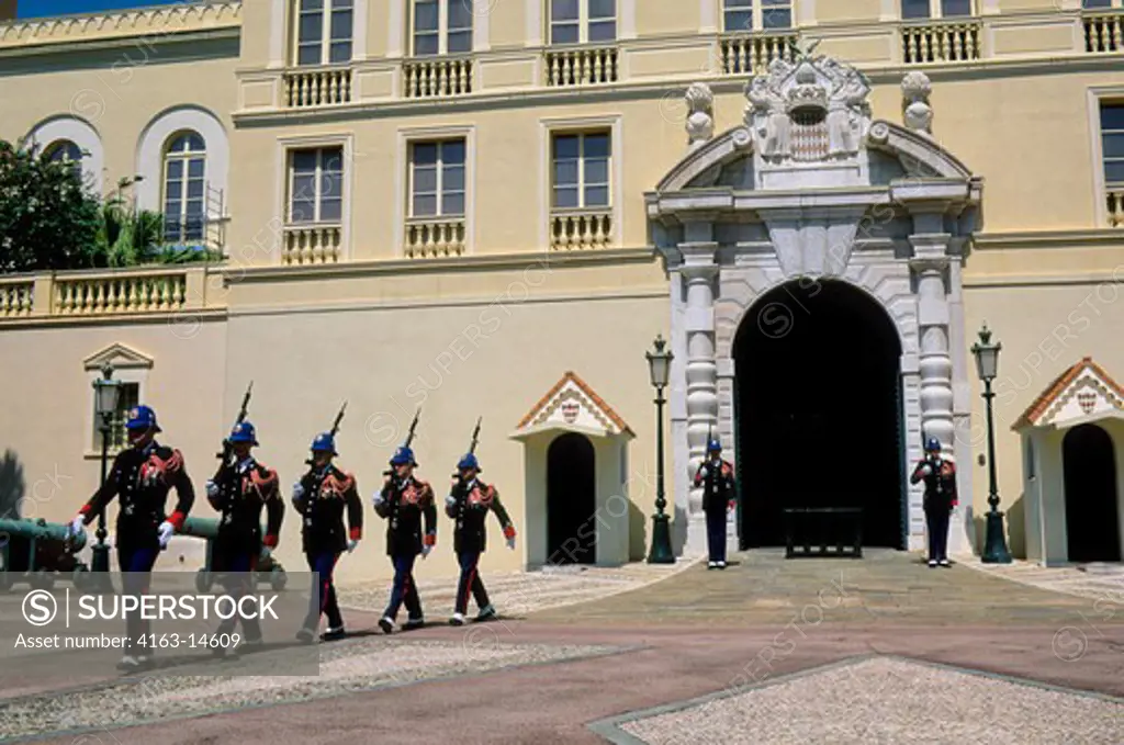 MONACO, MONTE CARLO, PRINCE'S PALACE, CHANGING OF THE GUARD CEREMONY
