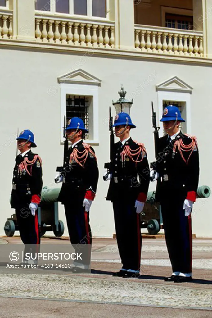 MONACO, MONTE CARLO, PRINCE'S PALACE, CHANGING OF THE GUARD CEREMONY
