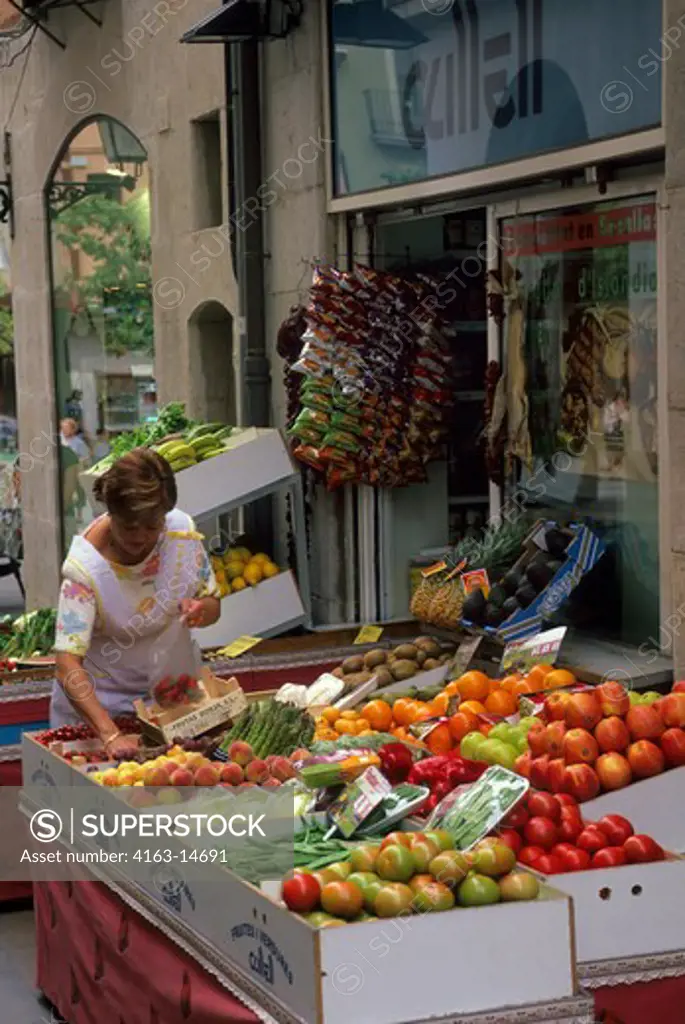 SPAIN, FIGUERES, STREET SCENE, FRUIT AND VEGETABLE STAND