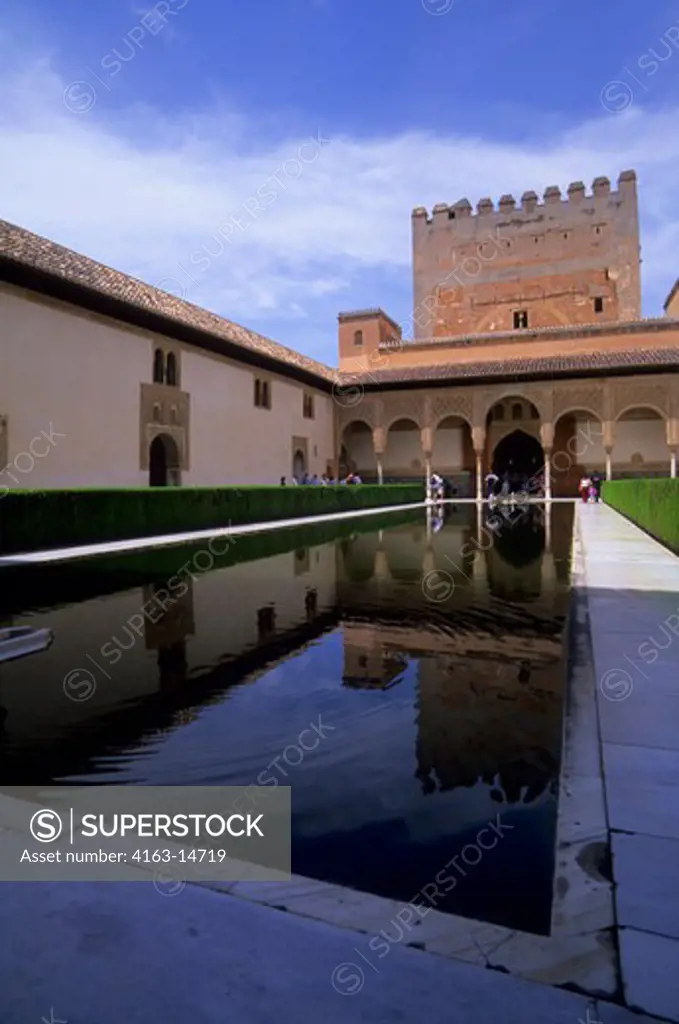 SPAIN, GRENADA, ALHAMBRA, NASRID PALACES, COMARES PALACE, POOL WITH NORTH GALLERY
