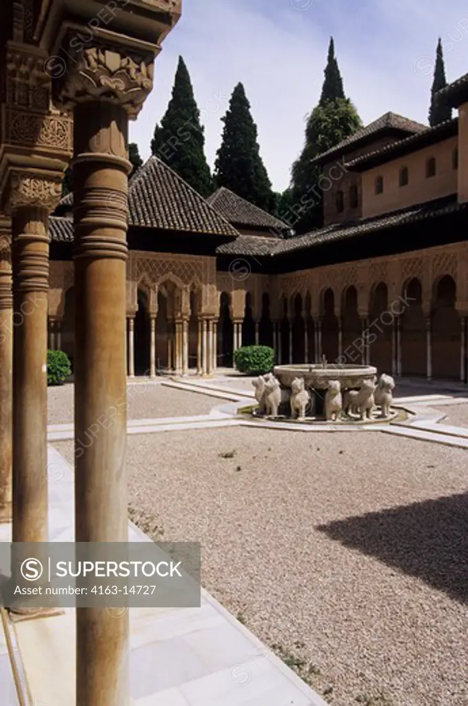 SPAIN, GRENADA, ALHAMBRA, NASRID PALACES, PALACE AND COURTYARD OF THE LIONS