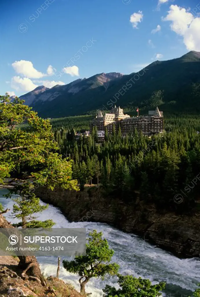 CANADA, ALBERTA, ROCKY MOUNTAINS, BANFF NATIONAL PARK, BANFF SPRINGS HOTEL, BOW RIVER
