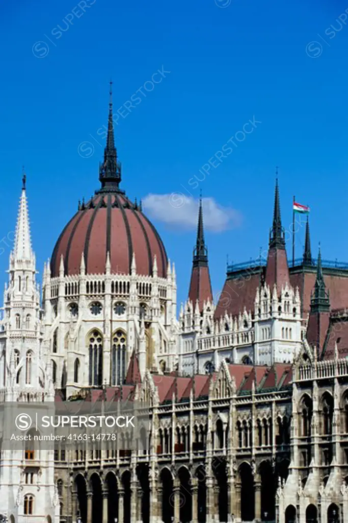HUNGARY, BUDAPEST, VIEW OF PARLIAMENT BUILDING