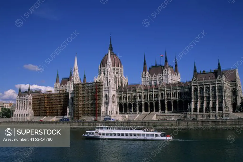 HUNGARY, BUDAPEST, DANUBE RIVER, VIEW OF PARLIAMENT BUILDING