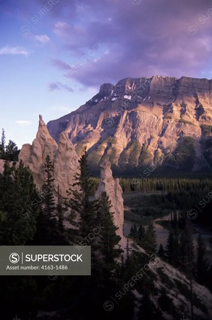 CANADA, ALBERTA, ROCKY MOUNTAINS, BANFF NATIONAL PARK, HOODOOS ROCK FORMATION WITH RUNDLE MT.