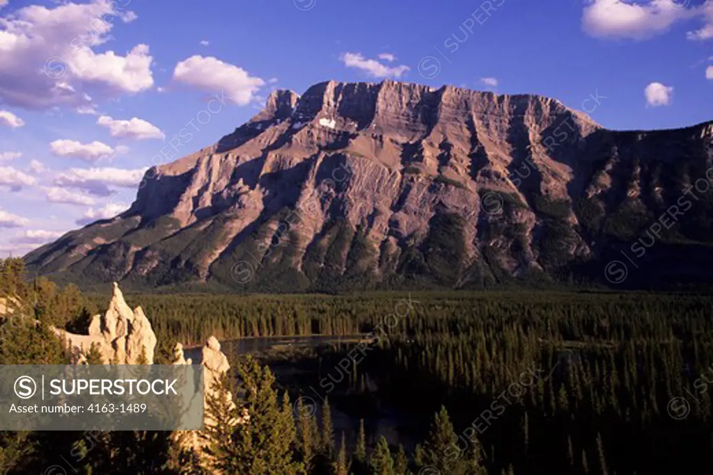 CANADA, ALBERTA, ROCKY MOUNTAINS, BANFF NATIONAL PARK, HOODOOS ROCK FORMATION WITH RUNDLE MT.