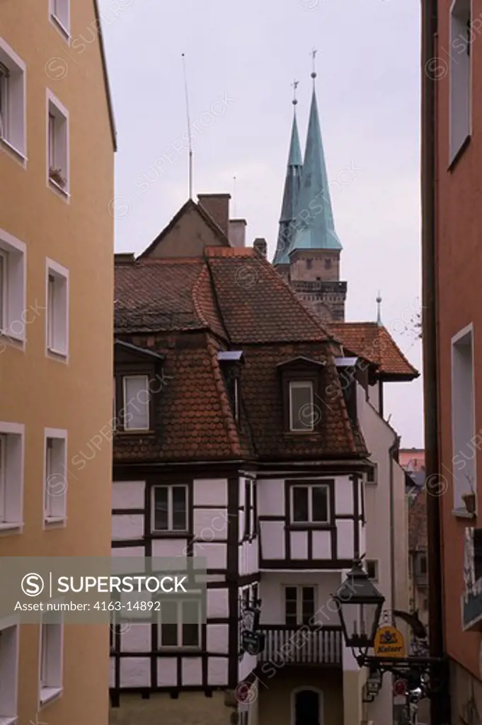 GERMANY, NUREMBERG, STREET SCENE, VIEW OF CHURCH OF ST. SEBALDUS