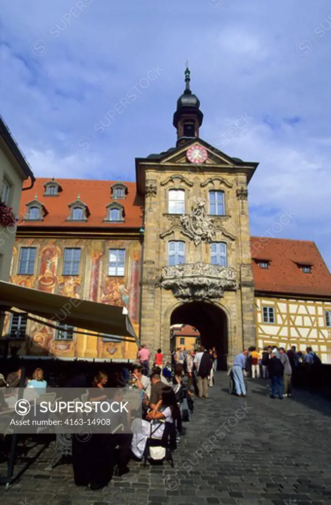 GERMANY, BAMBERG, UNESCO WORLD HERITAGE SITE, OLD TOWN HALL (ISLAND TOWN HALL), BAROQUE GATETOWER, SIDEWALK CAFE