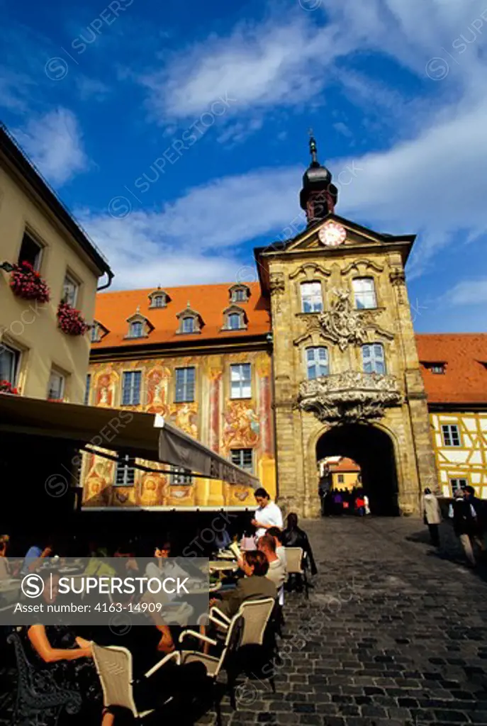 GERMANY, BAMBERG, UNESCO, OLD TOWN HALL (ISLAND TOWN HALL), BAROQUE GATETOWER, SIDEWALK CAFE