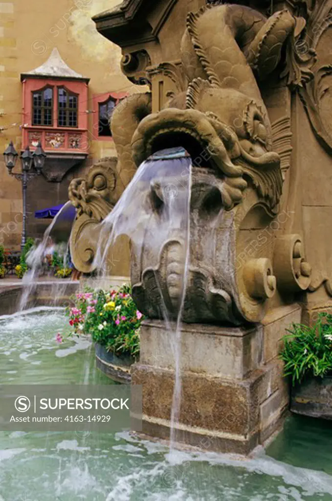 GERMANY, WURZBURG, OLD TOWN, MARKET SQUARE, FOUNTAIN