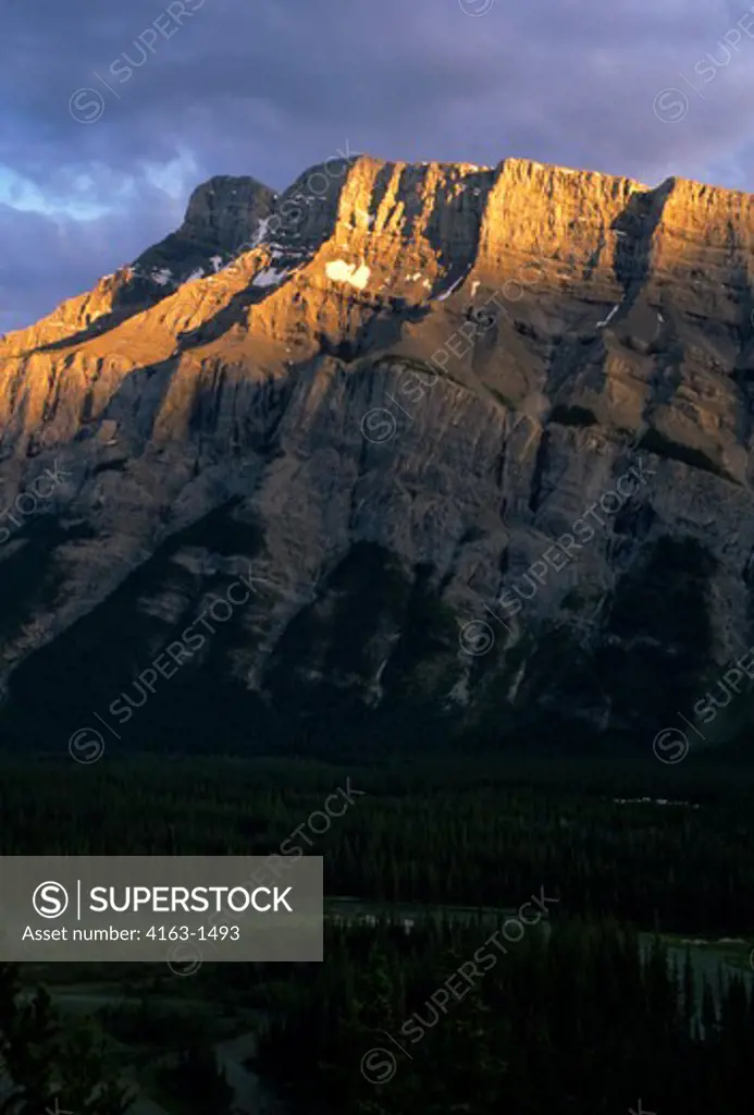 CANADA,ALBERTA,ROCKY MOUNTAINS, BANFF NATIONAL PARK, BOW RIVER VALLEY WITH RUNDLE MOUNTAIN