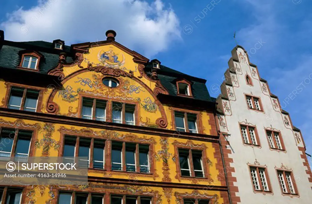 GERMANY, MAINZ, MARKET SQUARE, PAINTED HOUSES