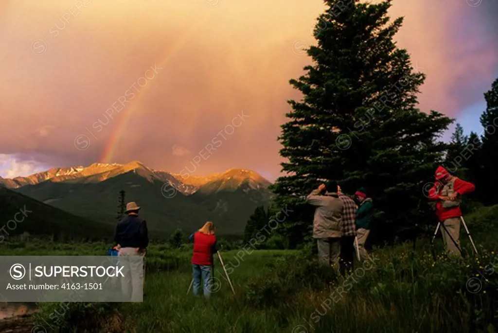 CANADA,ALBERTA,ROCKY MOUNTAINS, BANFF NATIONAL PARK, VERMILION LAKES, PEOPLE PHOTOGRAPHING RAINBOW