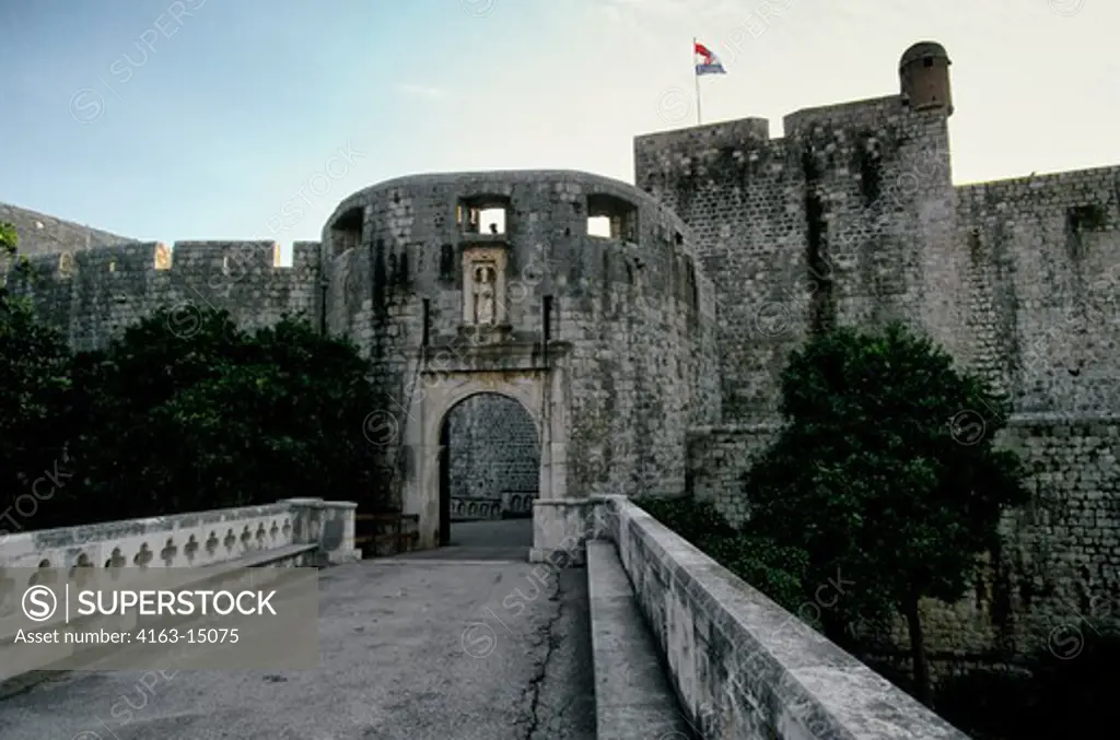 CROATIA, DUBROVNIK, ENTRANCE TO FORTIFIED CITY