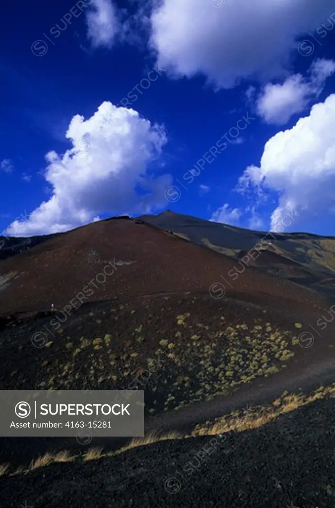 ITALY, SICILY, MT. ETNA, CRATER SLOPE, CRATER SILVESTRI, LAVA FROM 1983 ERUPTION, TOURISTS