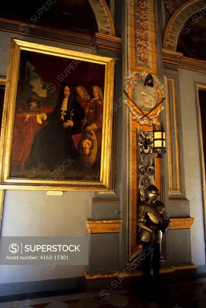 MALTA, VALLETTA, PALACES OF THE KNIGHTS, INTERIOR, HALLWAY, KNIGHT ARMOR AND PAINTING