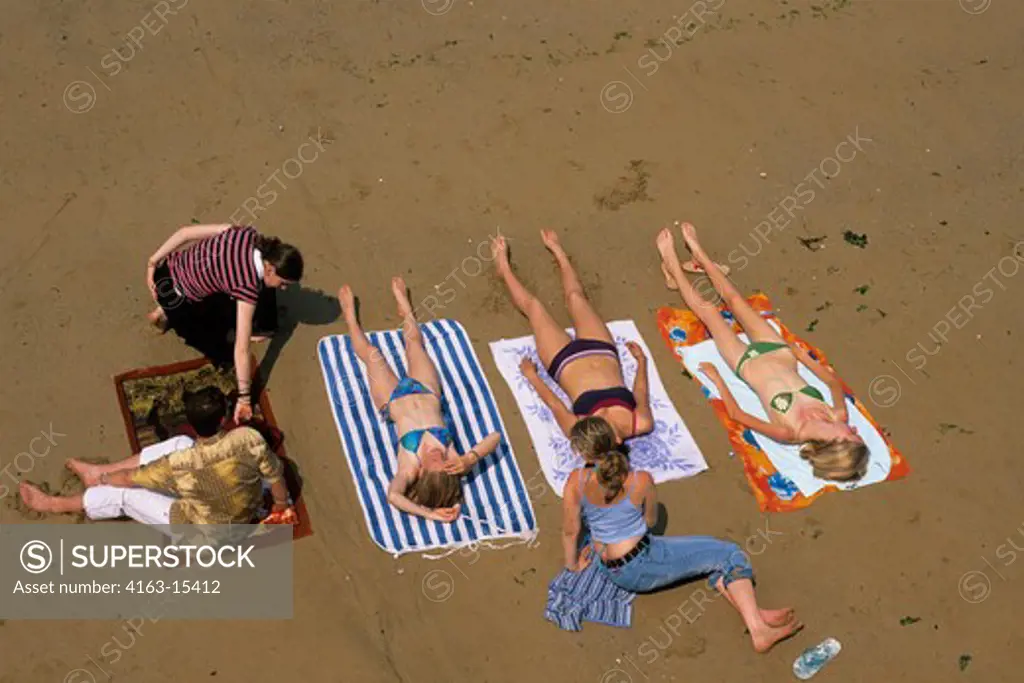 FRANCE, NORMANDY, ARROMANCHES, BEACH, FRENCH TEENAGERS