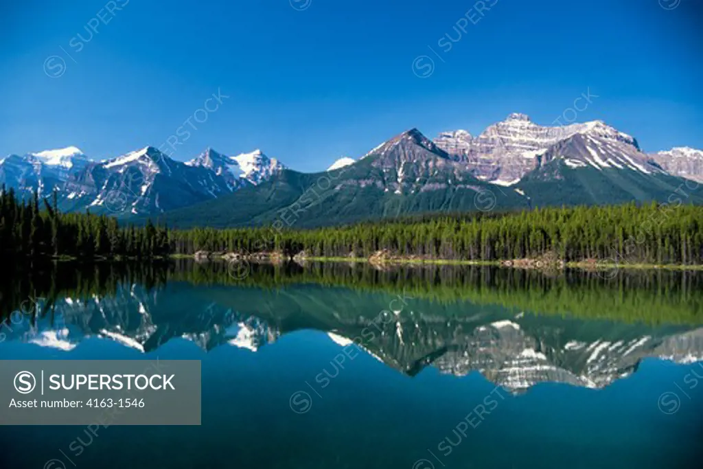 CANADA,ALBERTA,ROCKY MOUNTAINS, BANFF NATIONAL PARK, MOUNTAINS REFLECTING IN HERBERT LAKE