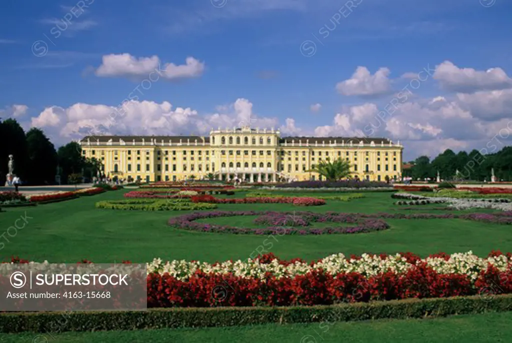 AUSTRIA, VIENNA, SCHONBRUNN CASTLE, FLOWERS