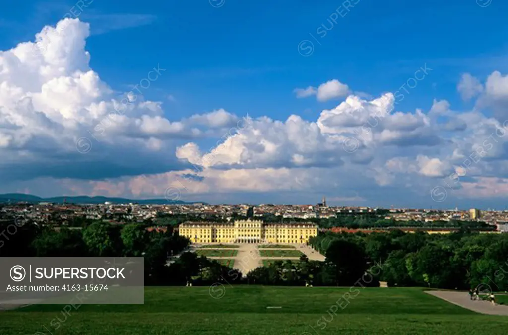 AUSTRIA, VIENNA, VIEW OF SCHONBRUNN CASTLE