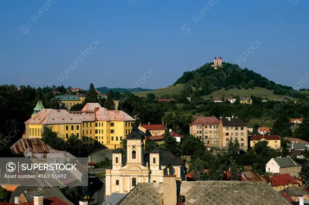 SLOVAKIA, BANSKA STIAVNICA, TOWN WITH BAROQUE COMPLEX OF CALVARY IN BACKGROUND