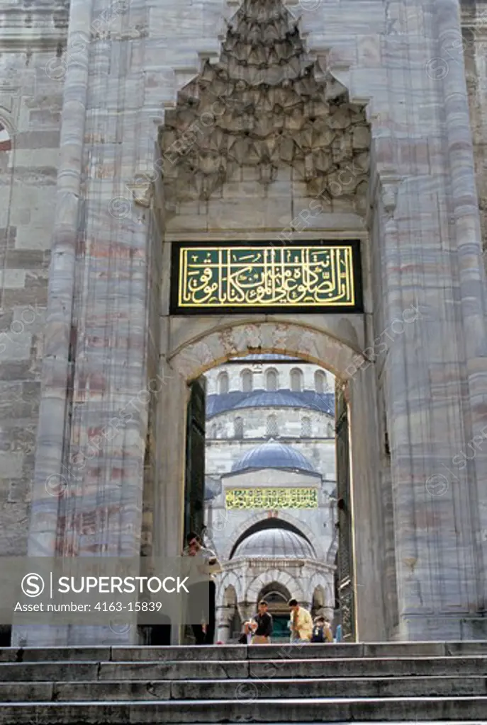 TURKEY, ISTANBUL, BLUE MOSQUE, ENTRANCE GATE