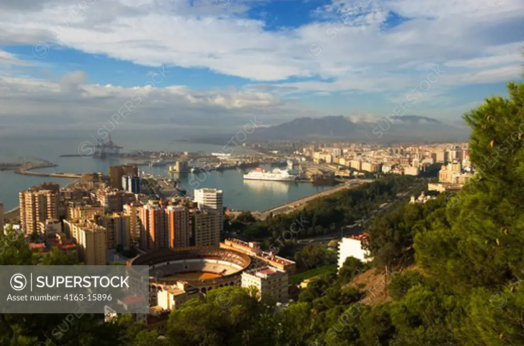 SPAIN, COSTA DEL SOL, MALAGA, OVERVIEW OF CITY WITH PORT