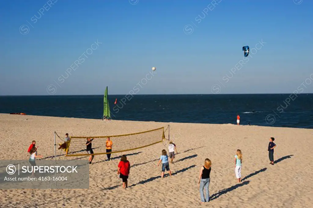 GERMANY, SCHLESWIG HOLSTEIN, NORTH FRISIAN ISLANDS, SYLT ISLAND, Hí-RNUM, PEOPLE PLAYING BEACH VOLLEYBALL