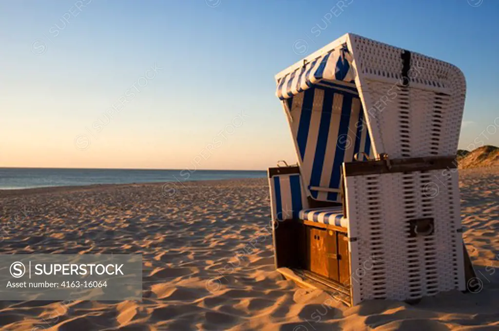 GERMANY, SCHLESWIG HOLSTEIN, NORTH SEA, NORTH FRISIAN ISLANDS, SYLT ISLAND, WESTSTRAND NEAR LIST, BEACH WITH BEACH CHAIR IN EVENING LIGHT