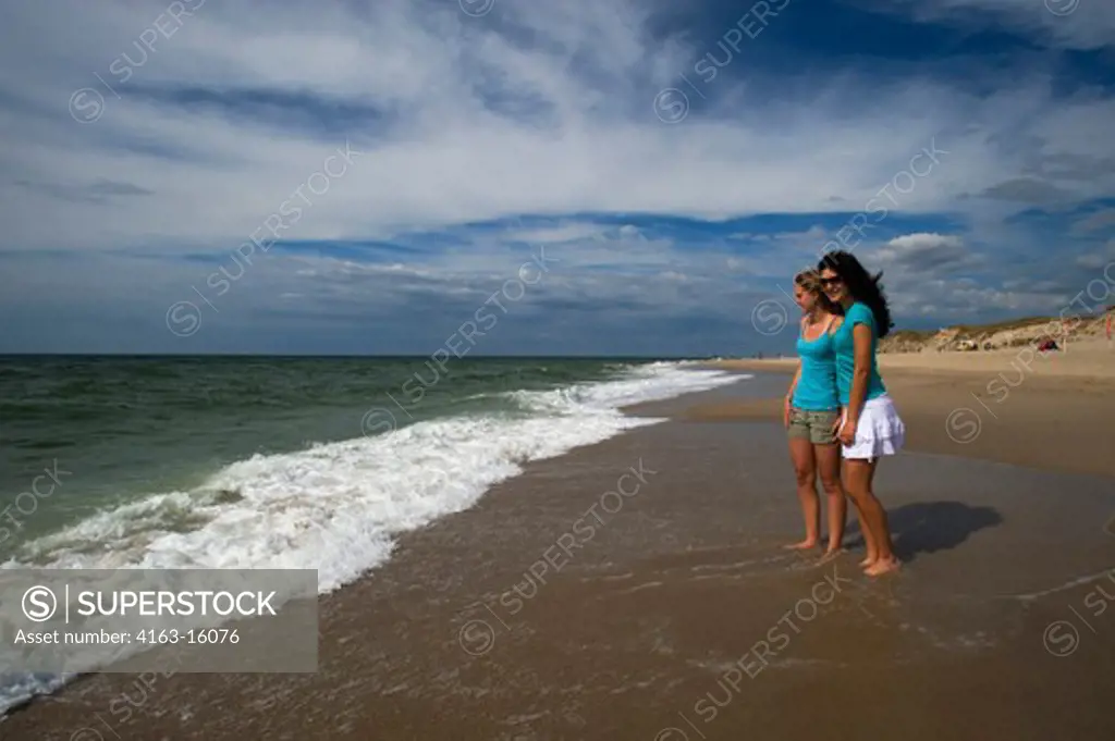 GERMANY, SCHLESWIG HOLSTEIN, NORTH SEA, NORTH FRISIAN ISLANDS, SYLT ISLAND, WESTSTRAND NEAR LIST, TEENAGE GIRLS ON BEACH PLAYING IN SURF
