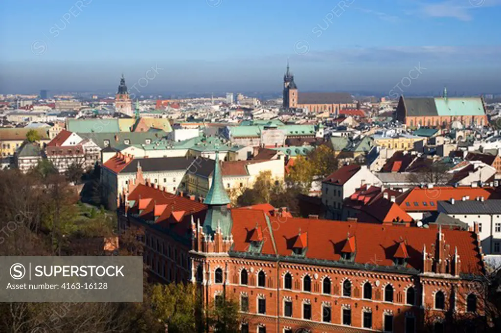 POLAND, KRAKOW, WAWEL CASTLE, VIEW FROM CATHEDRAL TOWER OF TOWN