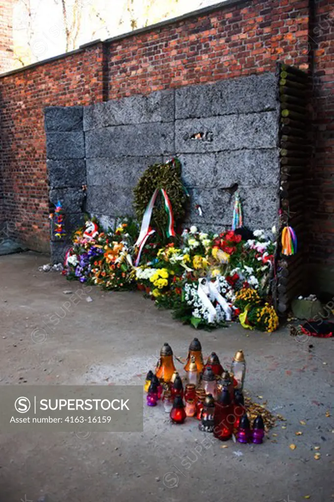 POLAND, AUSCHWITZ WORLD WAR II CONCENTRATION CAMP (WORLD HERITAGE SITE), FLOWERS AT EXECUTION SITE