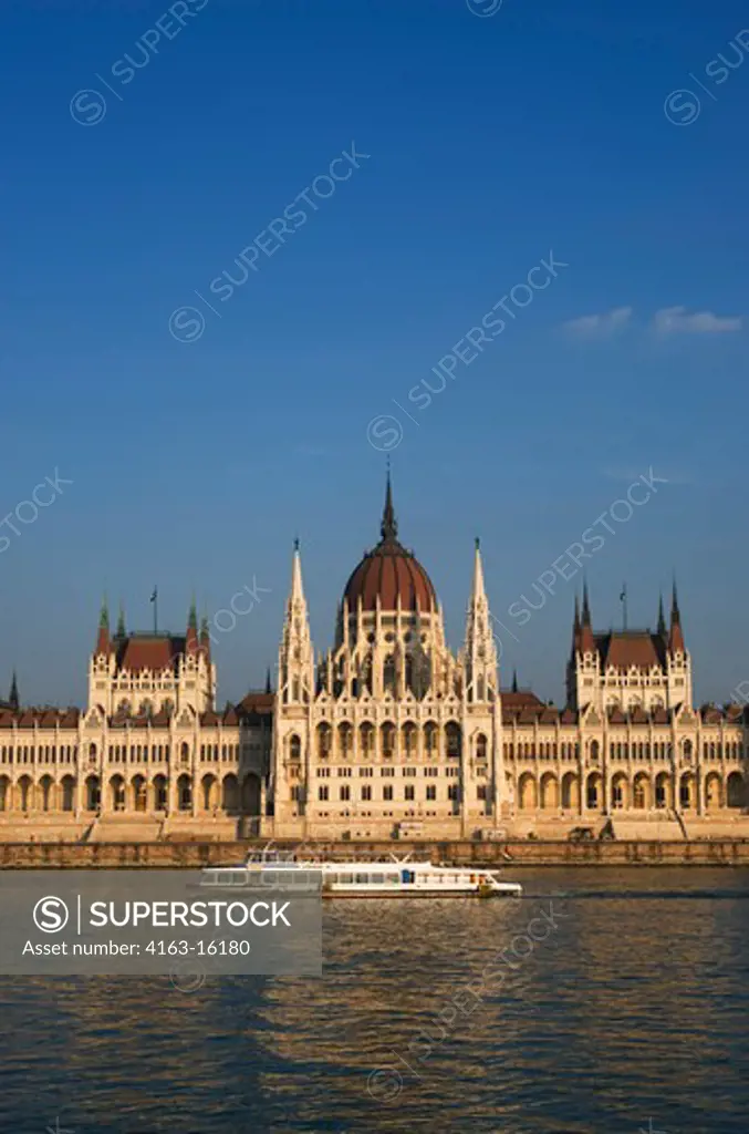 HUNGARY, BUDAPEST, DANUBE RIVER, VIEW OF PARLIAMENT BUILDING