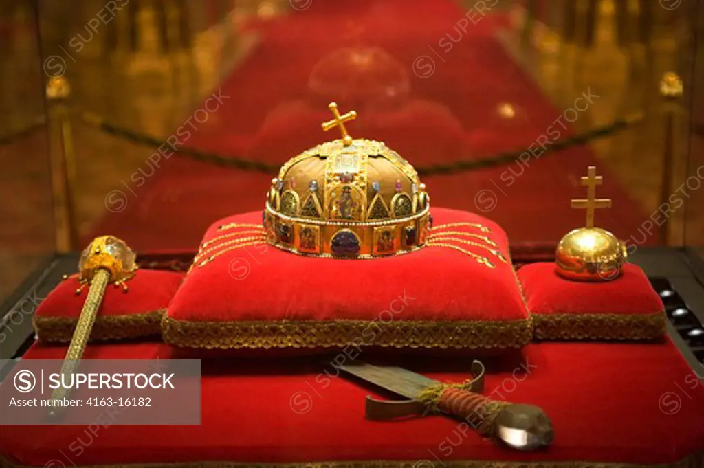 HUNGARY, BUDAPEST, PARLIAMENT BUILDING, INTERIOR, HUNGARIAN CROWN JEWELS
