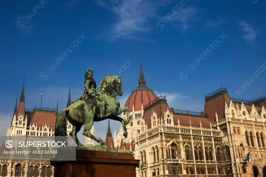 HUNGARY, BUDAPEST, PARLIAMENT BUILDING, STATUE