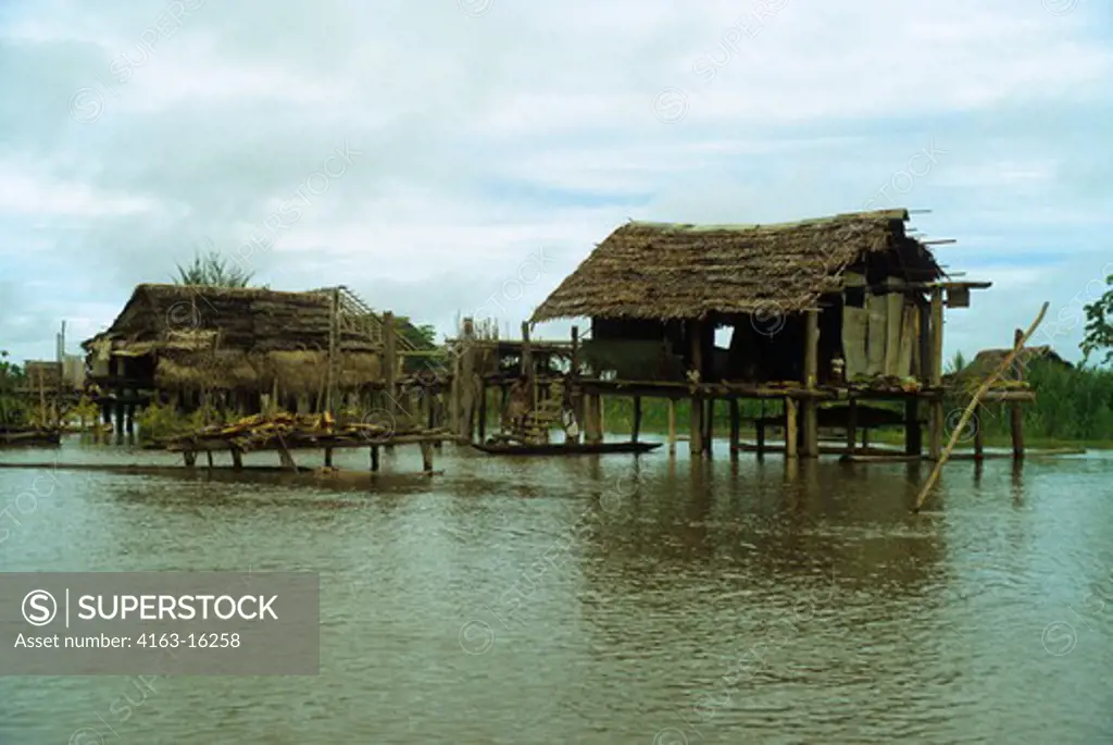 PAPUA NEW GUINEA, SEPIK RIVER, HOUSES BUILT ON STILTS FOR PROTECTION DURING FLOODING SEASON