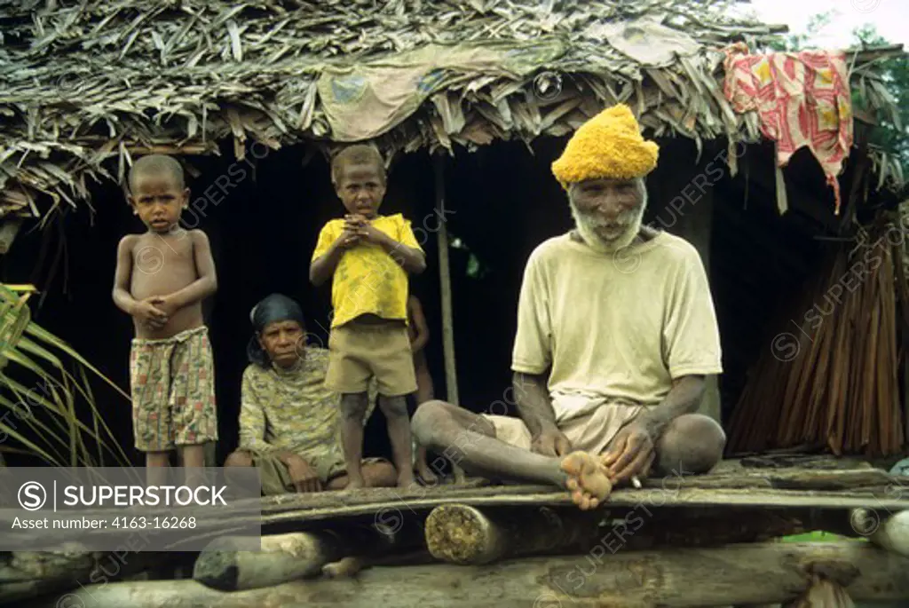 PAPUA NEW GUINEA, SEPIK RIVER, FAMILY IN FRONT OF HUT