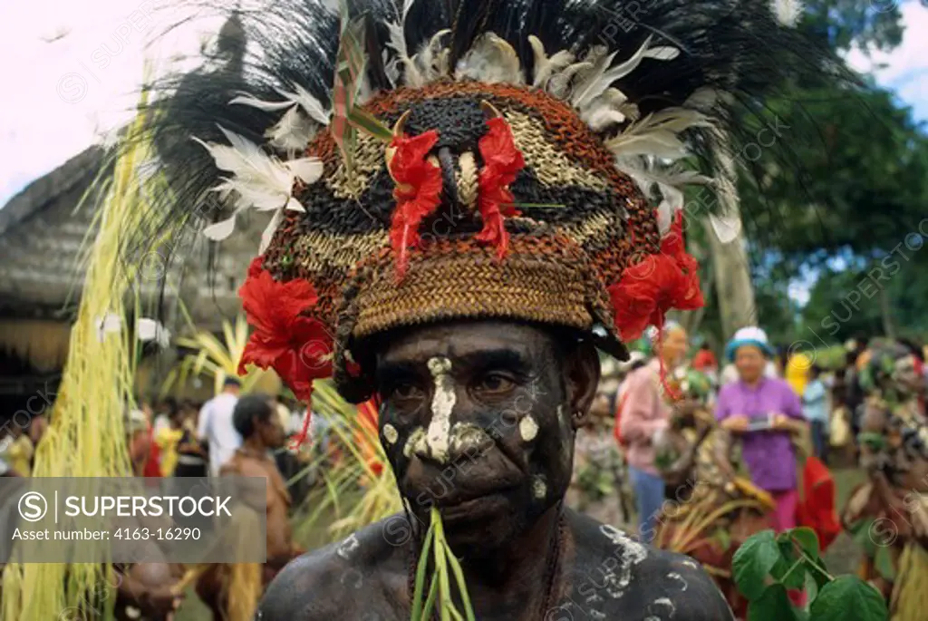 PAPUA NEW GUINEA, SEPIK RIVER, MAN IN TRADITIONAL DRESS