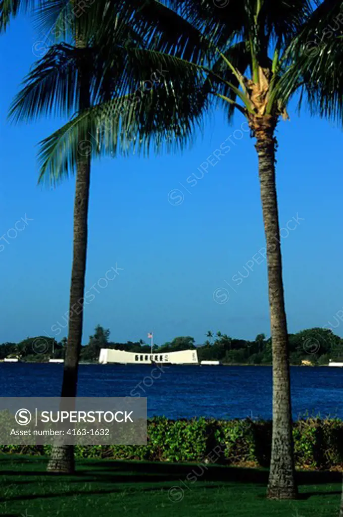 USA, HAWAII, OAHU, PEARL HARBOR, VIEW OF USS ARIZONA MEMORIAL FROM VISITOR CENTER