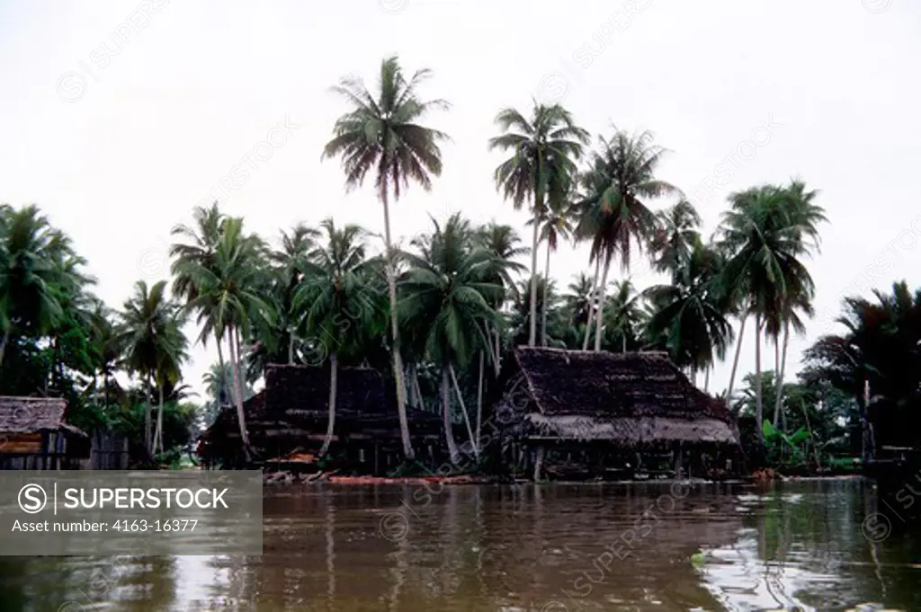 PAPUA NEW GUINEA, SEPIK RIVER, RIVER HOUSES BUILT ON STILTS