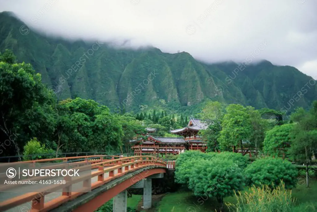 USA, HAWAII, OAHU, VALLEY OF THE TEMPLES, BYODO-IN TEMPLE (BUDDHIST)