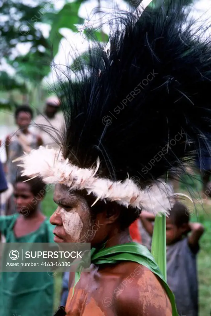 PAPUA NEW GUINEA, SEPIK RIVER, PORTRAIT OF TRIBAL DANCER AT SING-SING
