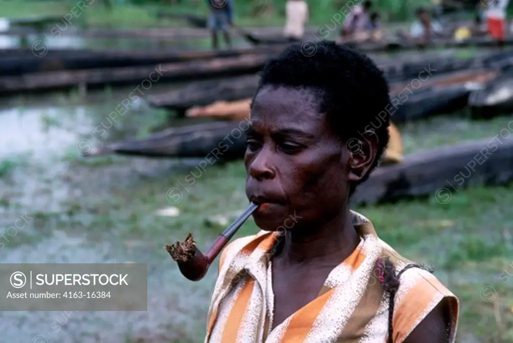 PAPUA NEW GUINEA, SEPIK RIVER, PORTRAIT OF VILLAGE WOMAN WITH PIPE